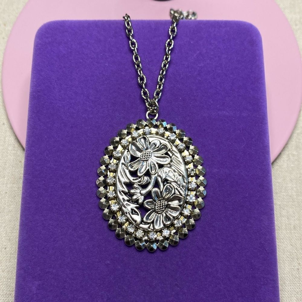 💛 Vintage Silver Tone Flower Rhinestone Necklace